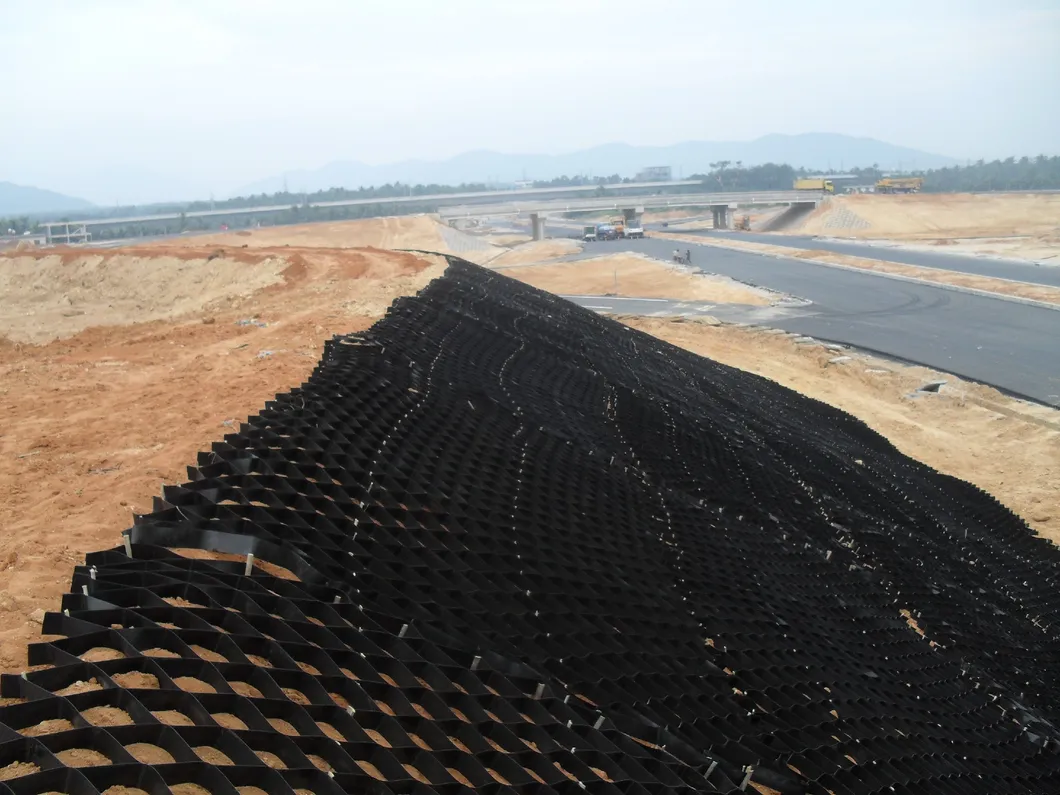 Bertekstur dengan Lubang HDPE Geocell Sistem Penahanan Seluler Tinggi Sarang Lebah HDPE Geocell untuk Fondasi Jalan Perlindungan Lereng Tempat Parkir Jalan Masuk Dinding Penahan 8