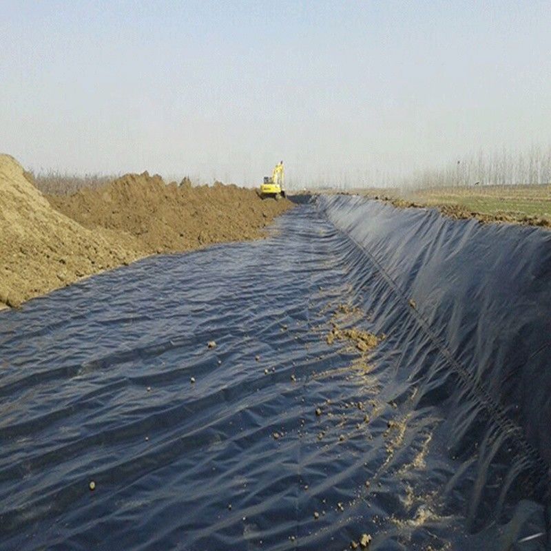 Geomembran Polyethylene Densitas Tinggi (HDPE) Liner tahan UV Hitam Liner kolam poliethylene untuk Pengendalian Tumpukan 1.5mm Ketebalan Geomembran 500N Kekuatan tarik