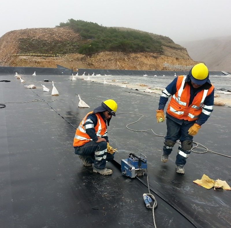 Geomembran Polyethylene Densitas Tinggi (HDPE) Liner tahan UV Hitam Liner kolam poliethylene untuk Pengendalian Tumpukan 1.5mm Ketebalan Geomembran 500N Kekuatan tarik