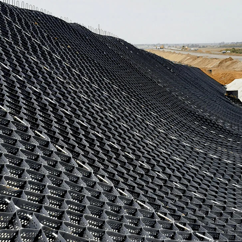 Tinggi Kekuatan Tarikan Biaxial Plastik Mesh   30kN/m Hitam PP/PET Geogrid untuk penguatan tanah dan stabilisasi dasar jalan
