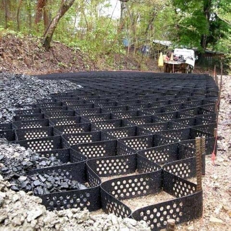 Bertekstur dengan Lubang HDPE Geocell Sistem Penahanan Seluler Tinggi Sarang Lebah HDPE Geocell untuk Fondasi Jalan Perlindungan Lereng Tempat Parkir Jalan Masuk Dinding Penahan