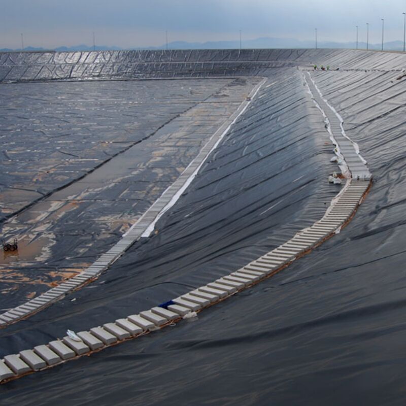 0.75mm HDPE Geomembrane Industri untuk Peternakan Ikan kolam Liner Waterproofing Aplikasi Bendungan Tumpukan